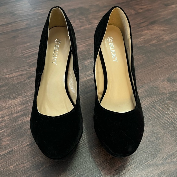 Delicacy Size 7.5 Black Suede Wedges - Picture 7 of 7